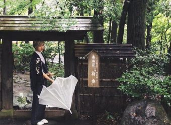 Derek attending a tea ceremony at Taizanso