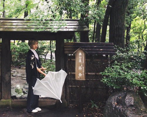 Derek attending a tea ceremony at Taizanso